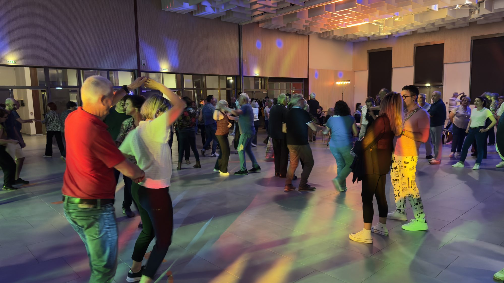 photo de la soiree dansante bal en liberté a castanet tolosan avec des danseurs sur la piste