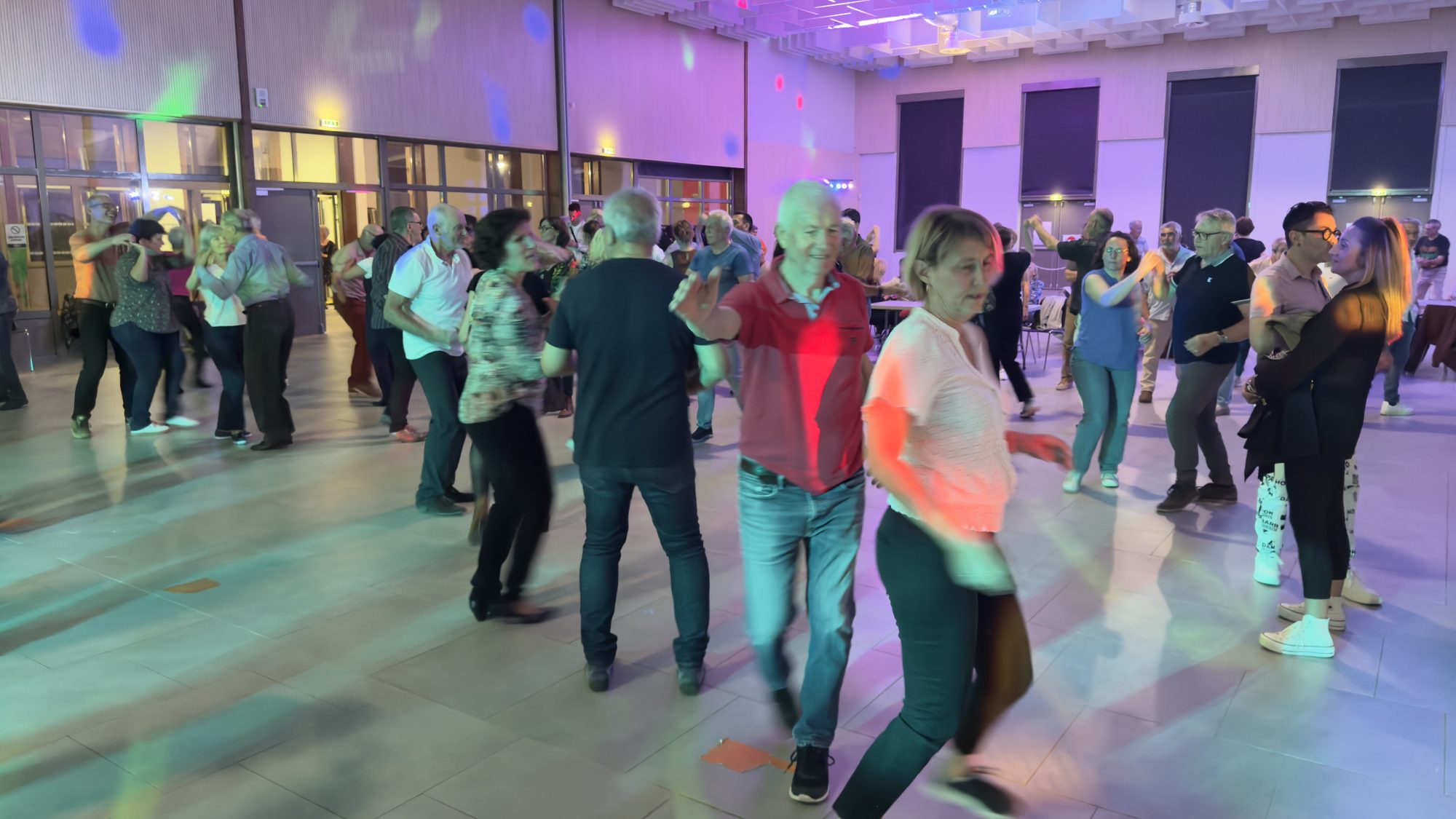 photo de la soiree dansante bal en liberté a castanet tolosan avec des danseurs sur la piste